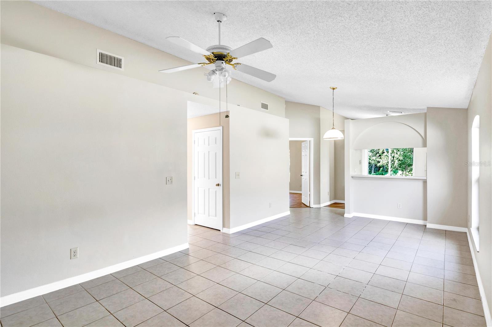8832 Valencia Oaks Ct Property Photo 3