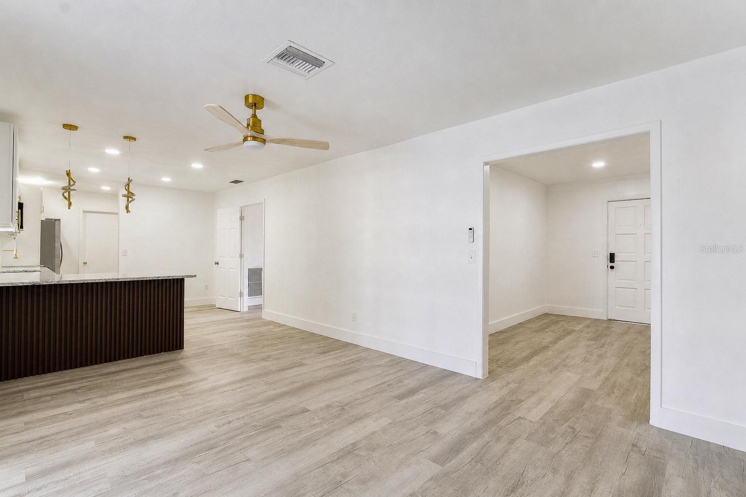 O6420227 Property Photo 5