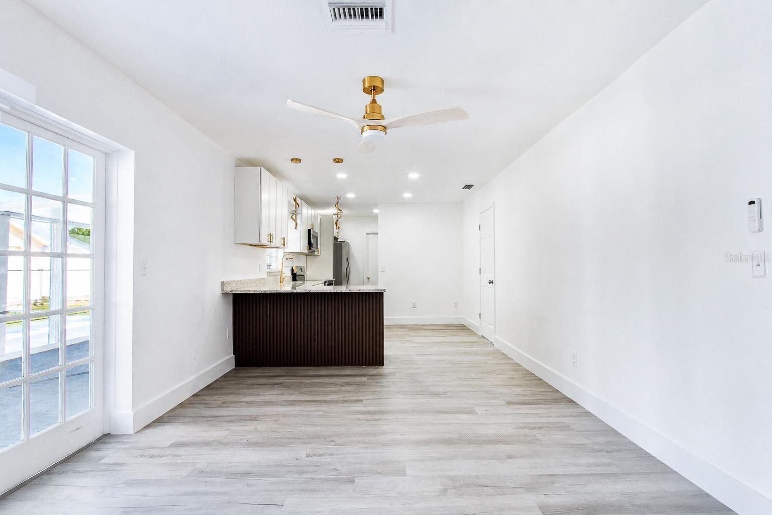 O6420227 Property Photo 6