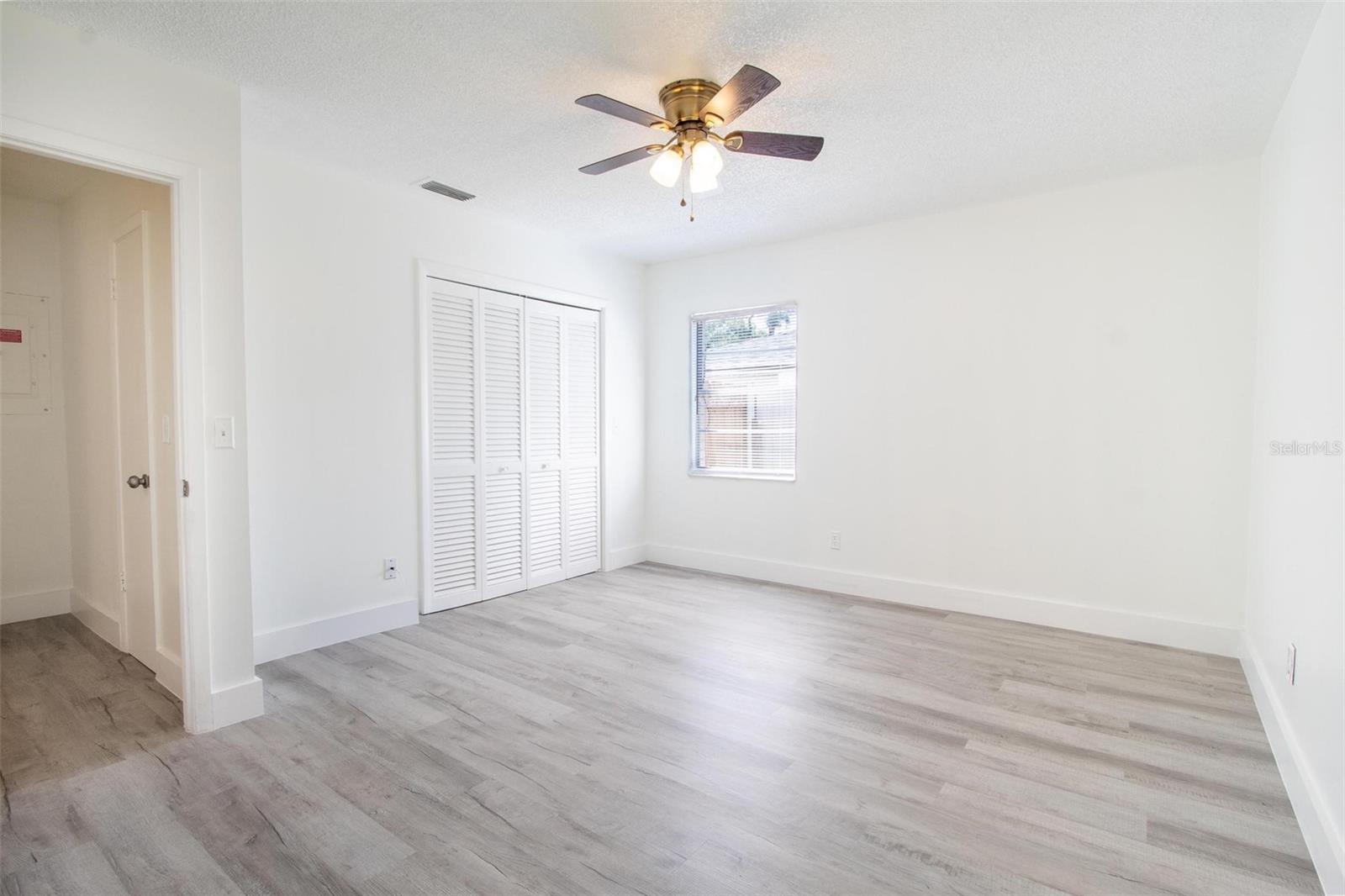 O6420227 Property Photo 10