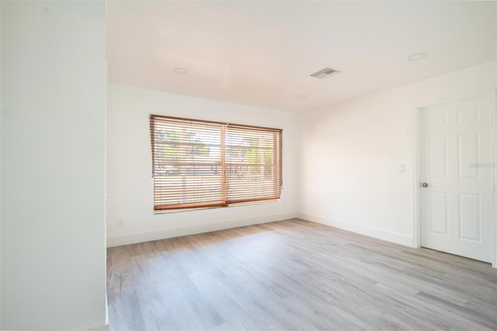 O6420227 Property Photo 12