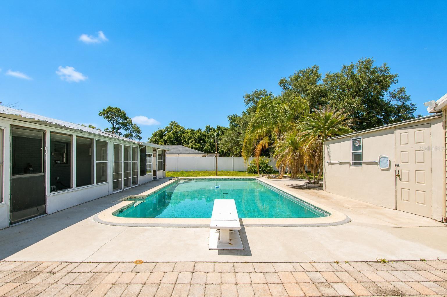O6420227 Property Photo 18