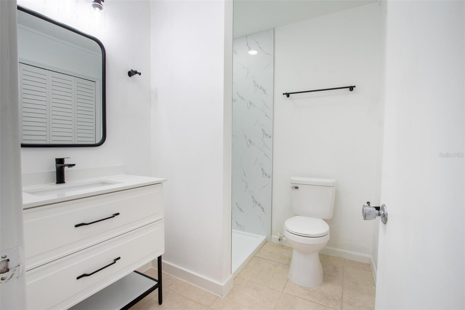 O6420227 Property Photo 24