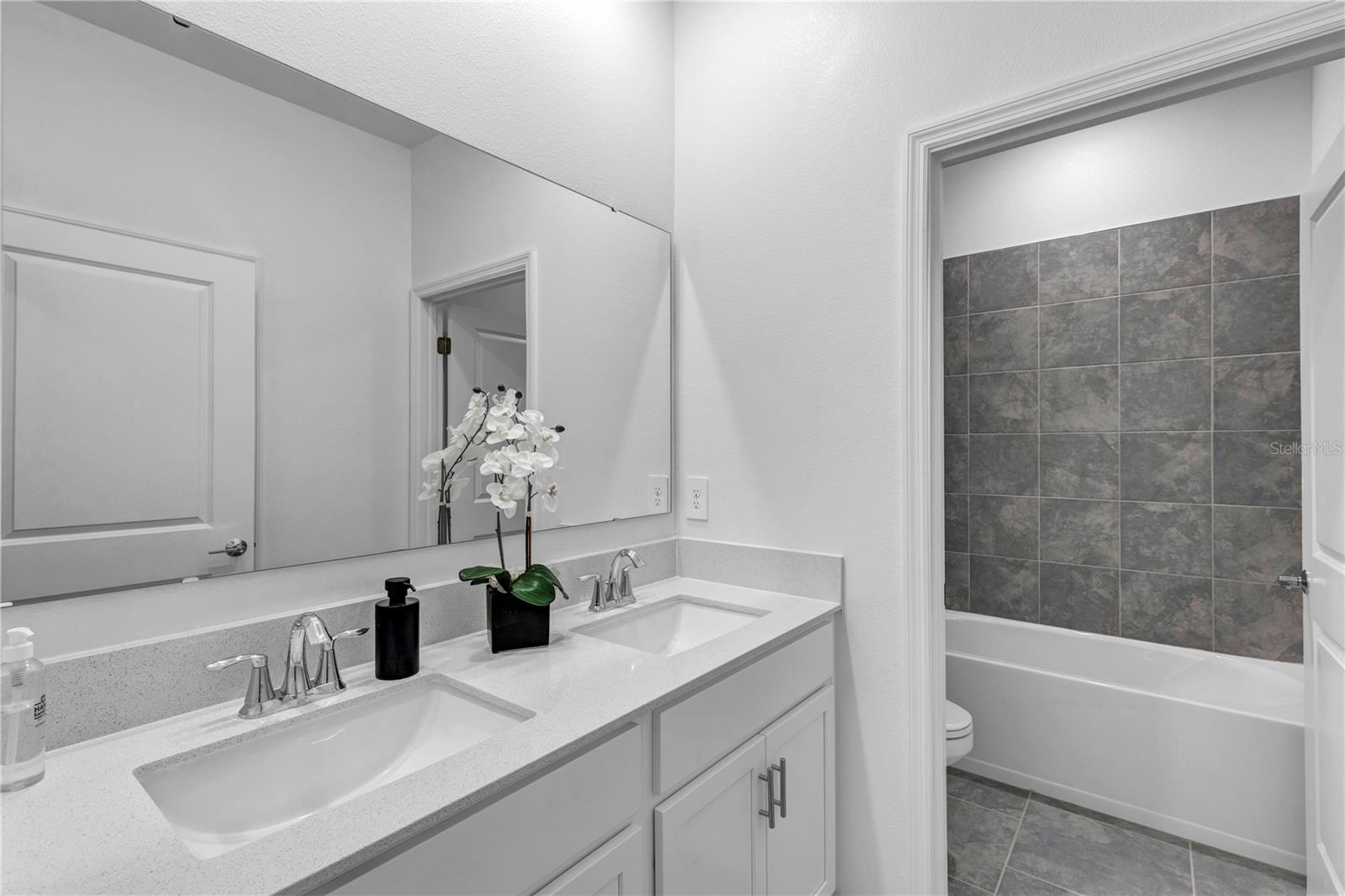 3341 Addison Blvd Property Photo 8