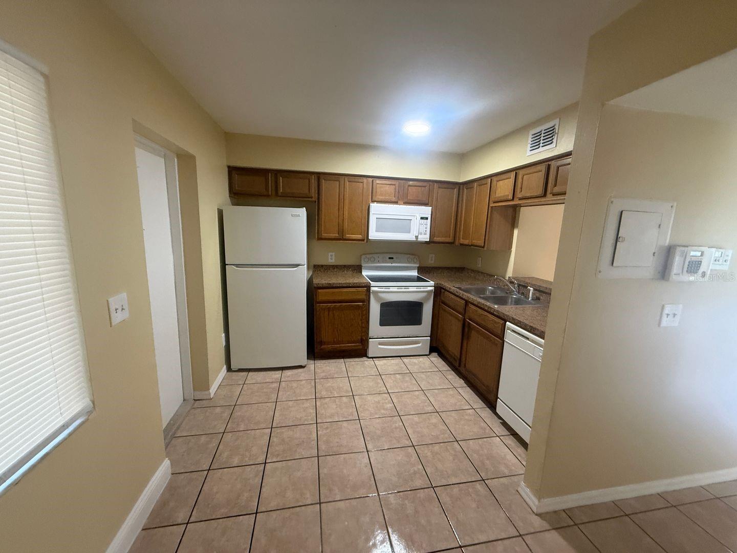 O6420331 Property Photo 2