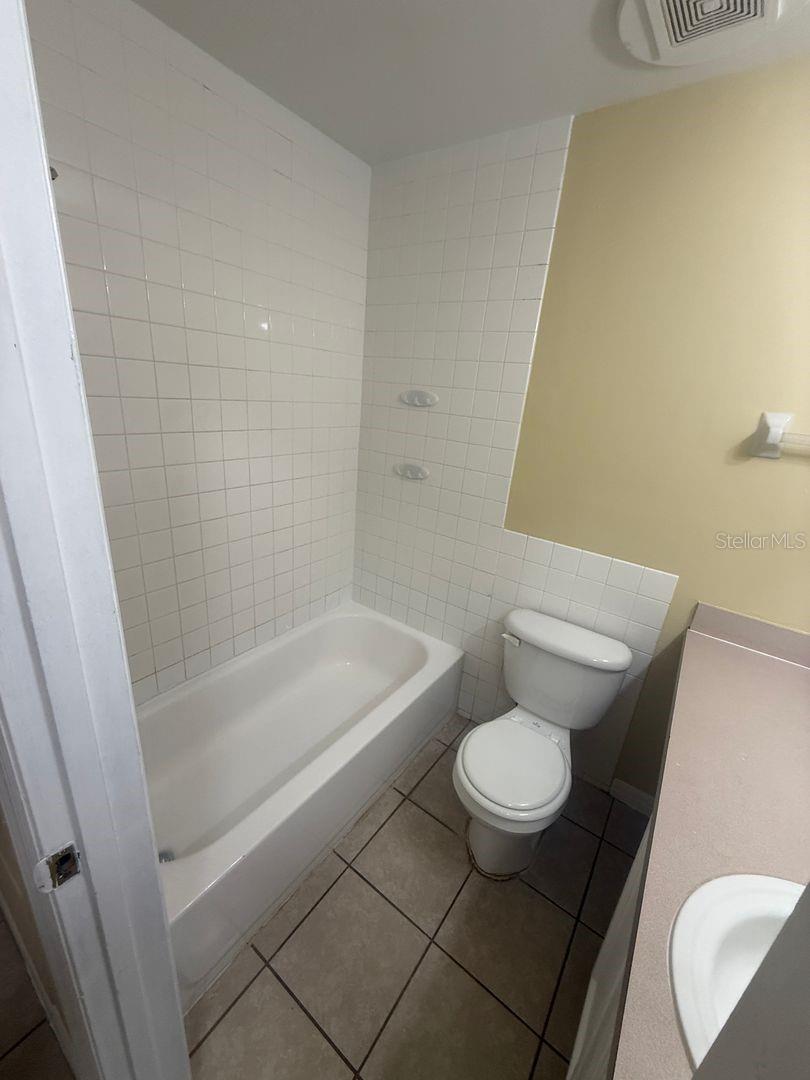 O6420331 Property Photo 6