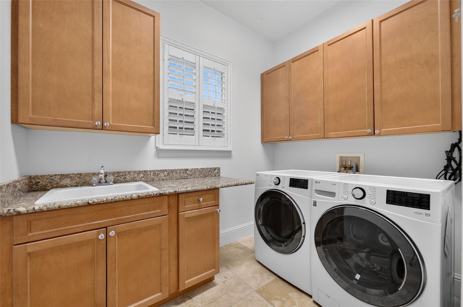 341 E Reading Way Property Photo 44