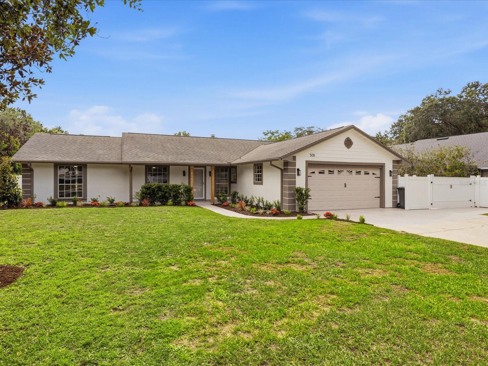 505 Lake Charm Dr Property Photo 4