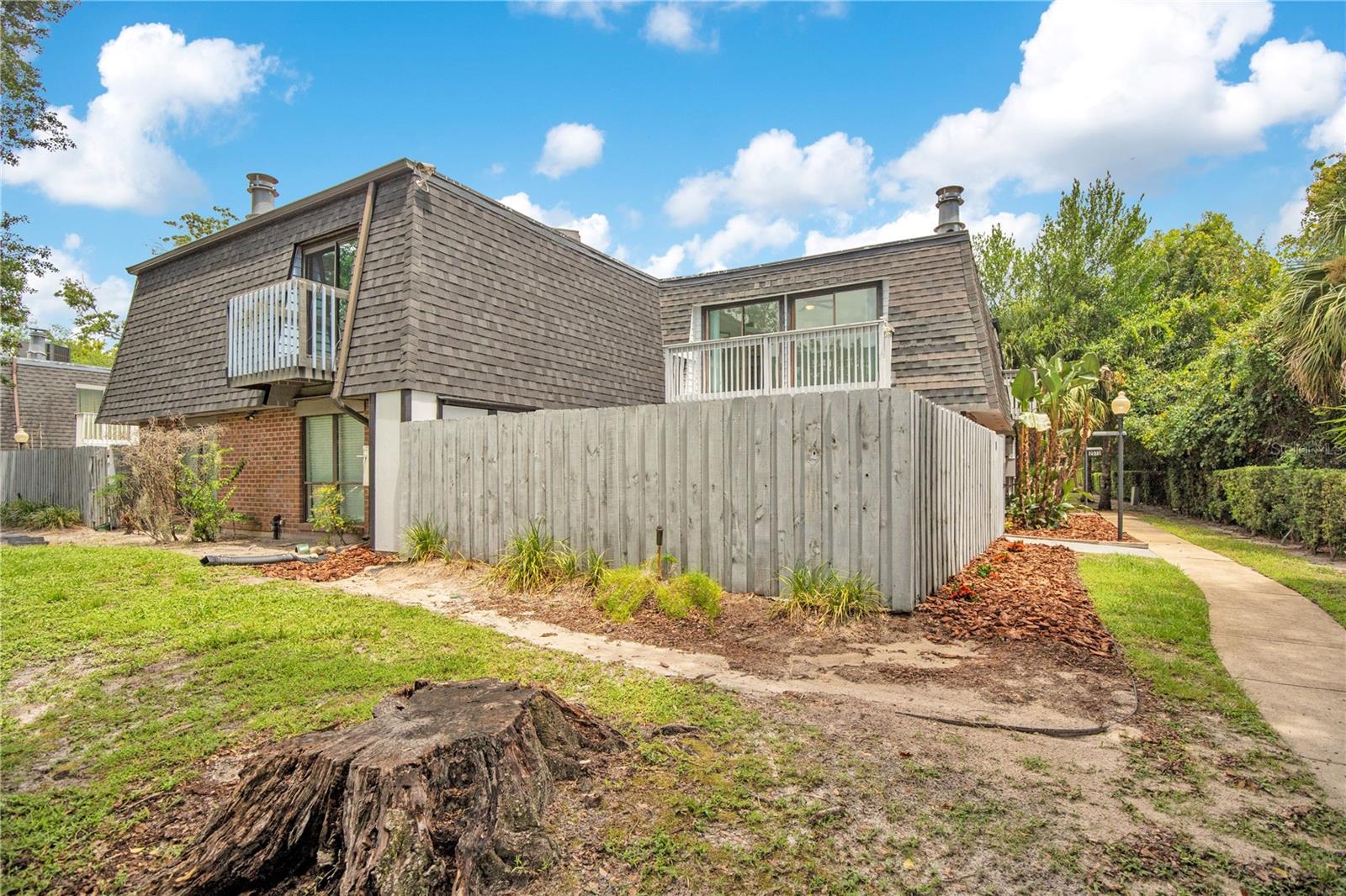 2577 Derbyshire Cir Property Photo 2