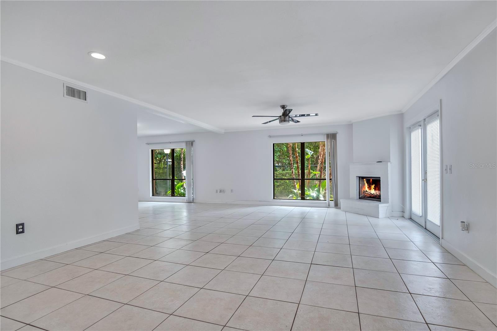 2577 Derbyshire Cir Property Photo 7