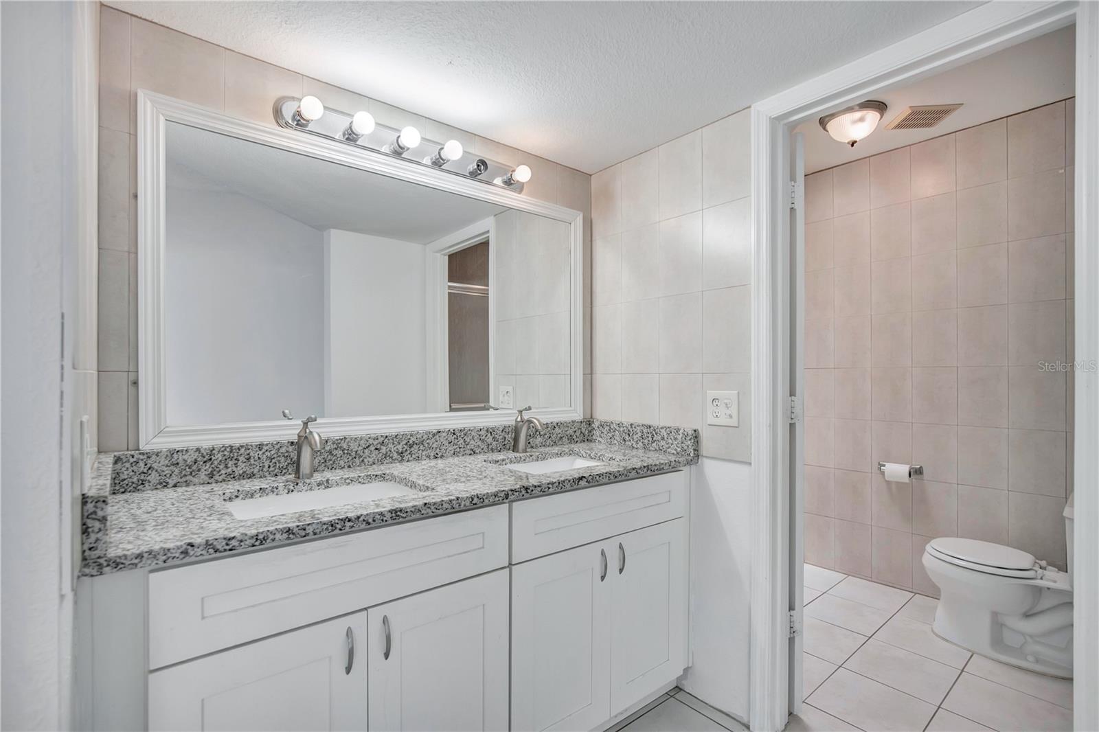 2577 Derbyshire Cir Property Photo 15