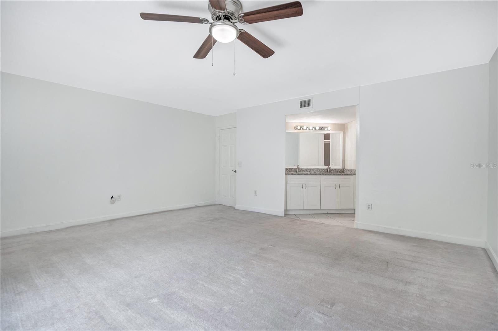 2577 Derbyshire Cir Property Photo 17