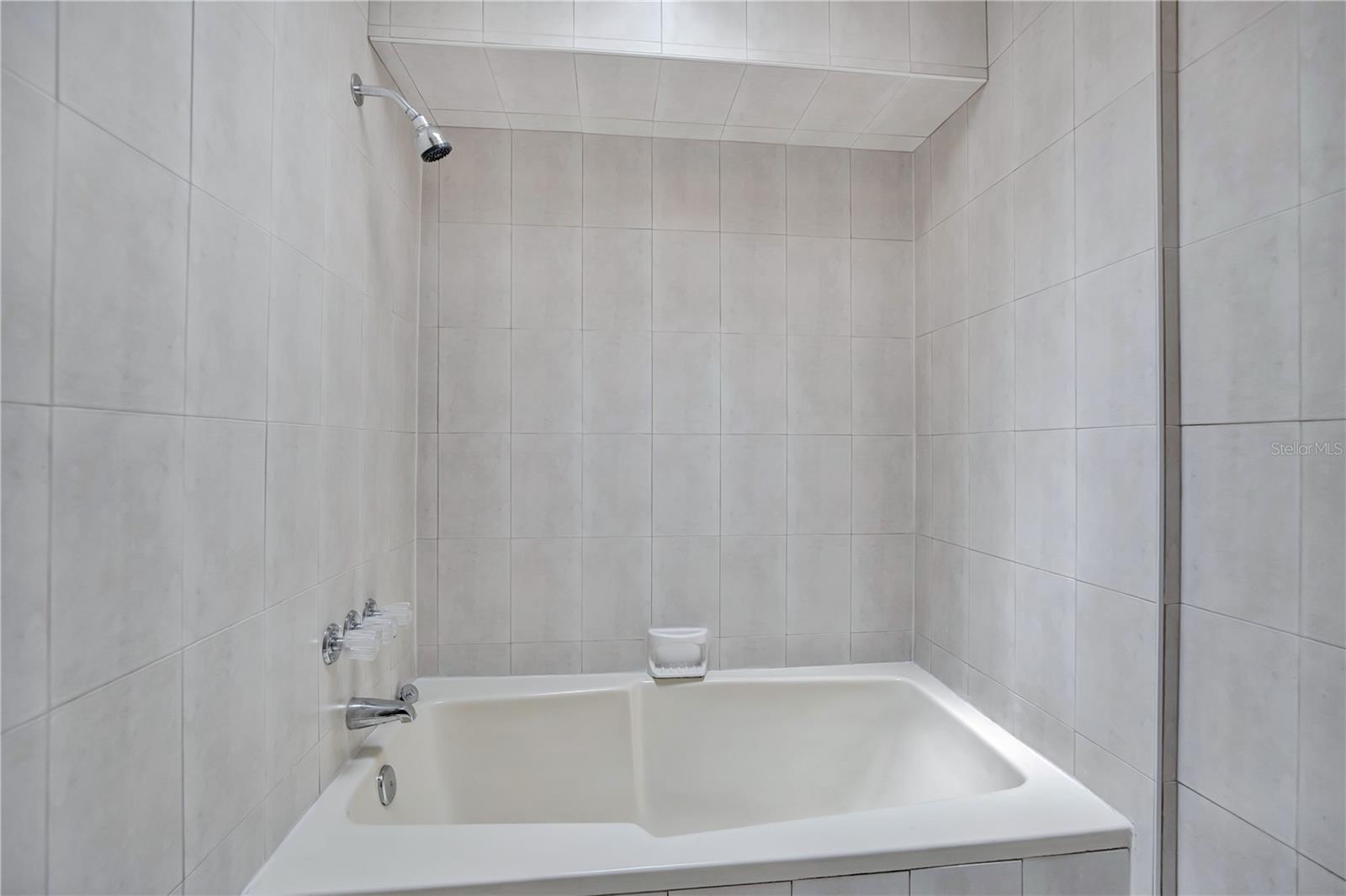 2577 Derbyshire Cir Property Photo 18