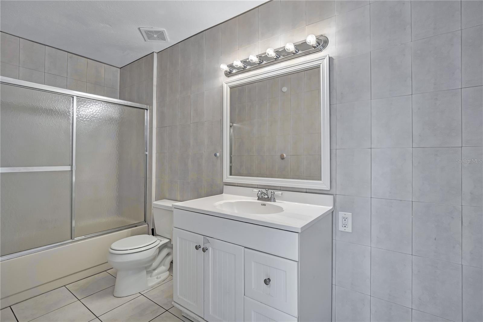 2577 Derbyshire Cir Property Photo 19