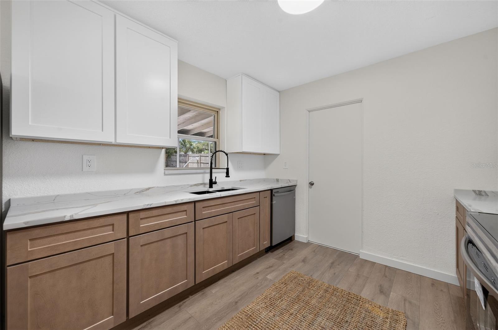 577 Parkdale Ct Property Photo 16