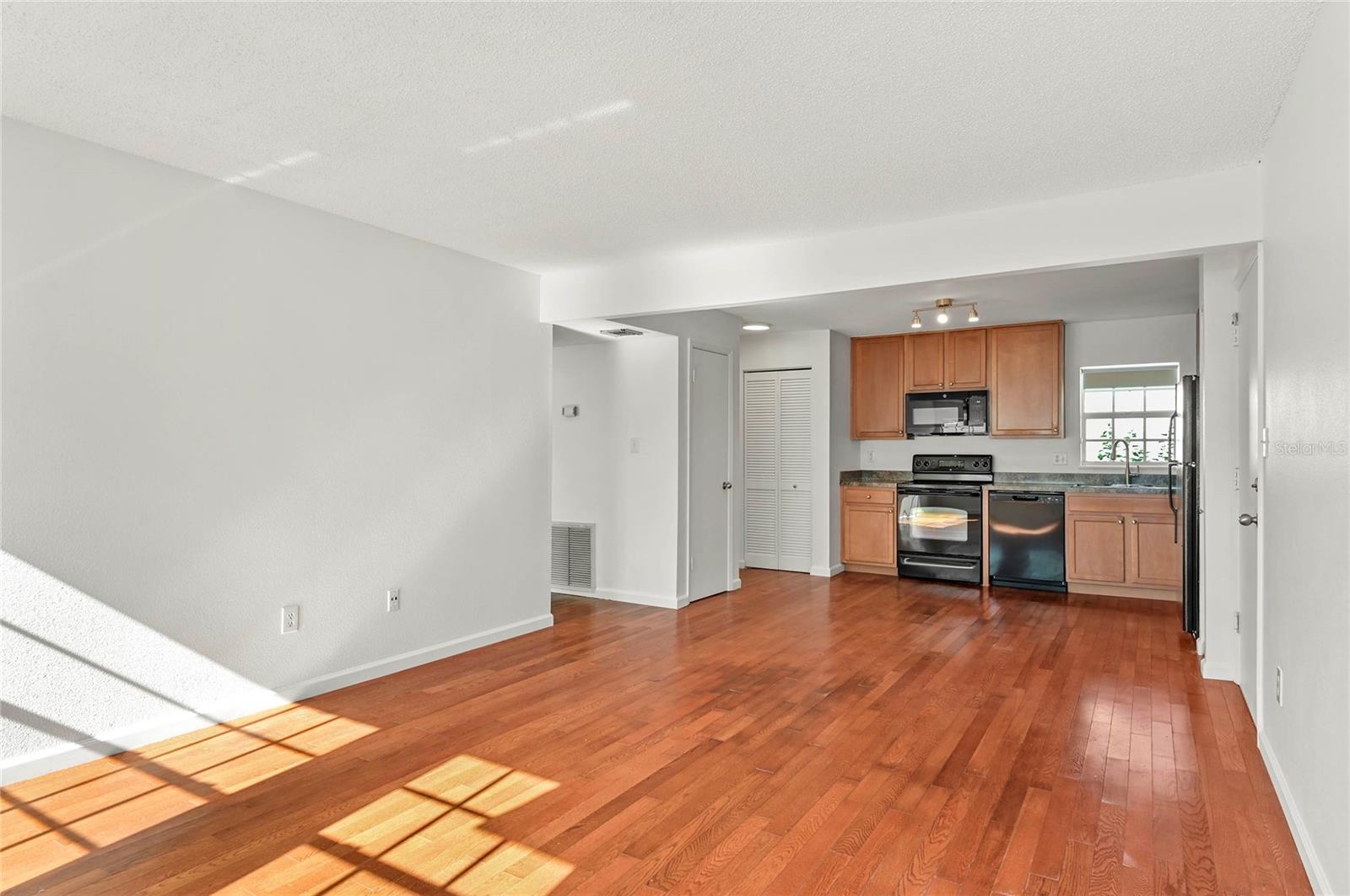 317 E Amelia St #7 Property Photo 6