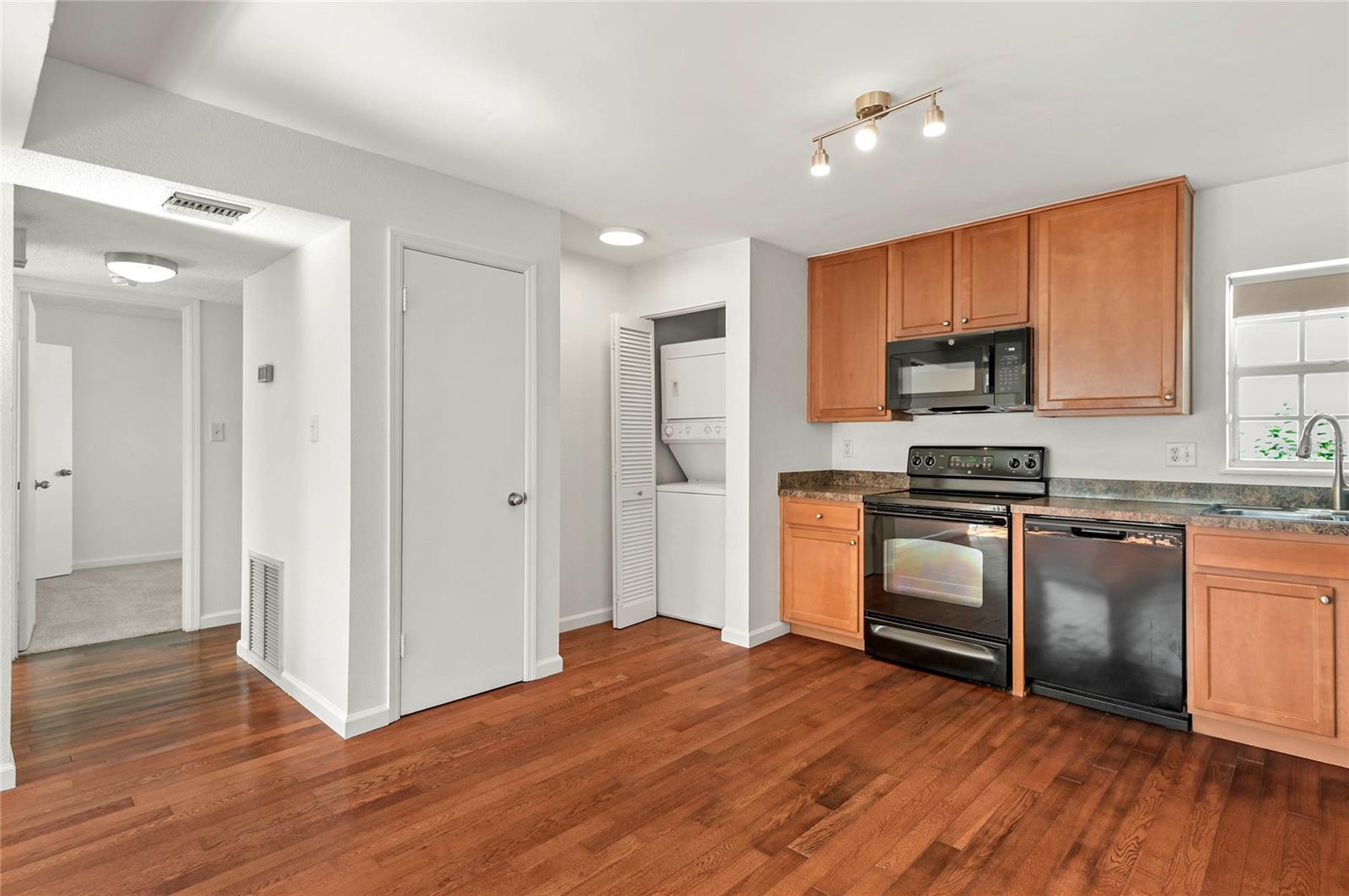 317 E Amelia St #7 Property Photo 12