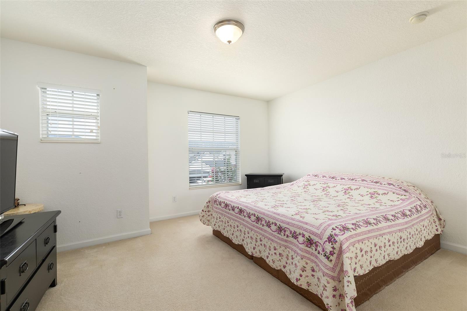 O6420664 Property Photo 8