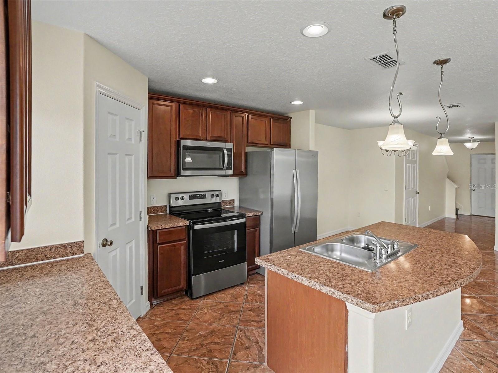 6105 Timber Crest Dr Property Photo 3