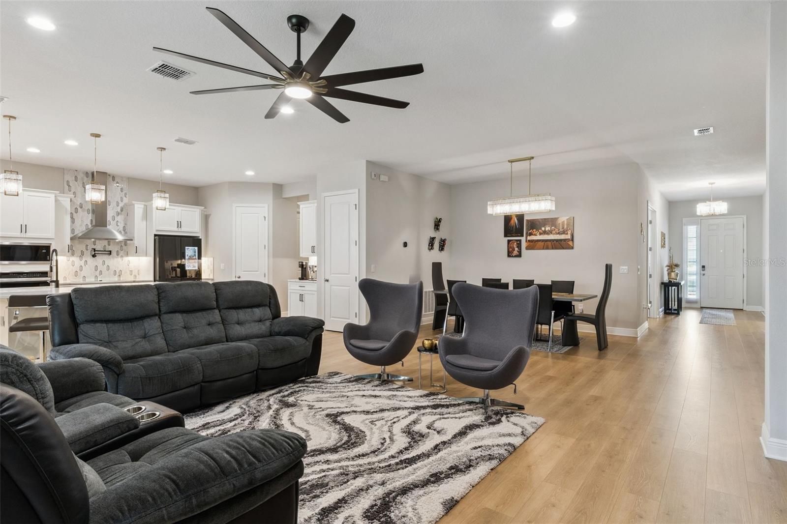 19053 Blueleaf St Property Photo 12
