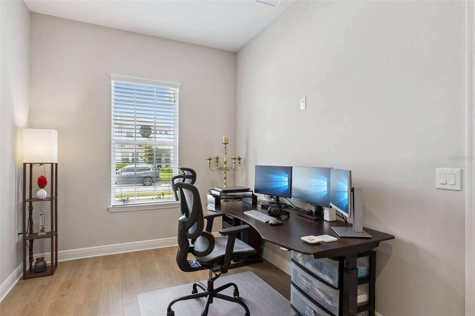 19053 Blueleaf St Property Photo 14