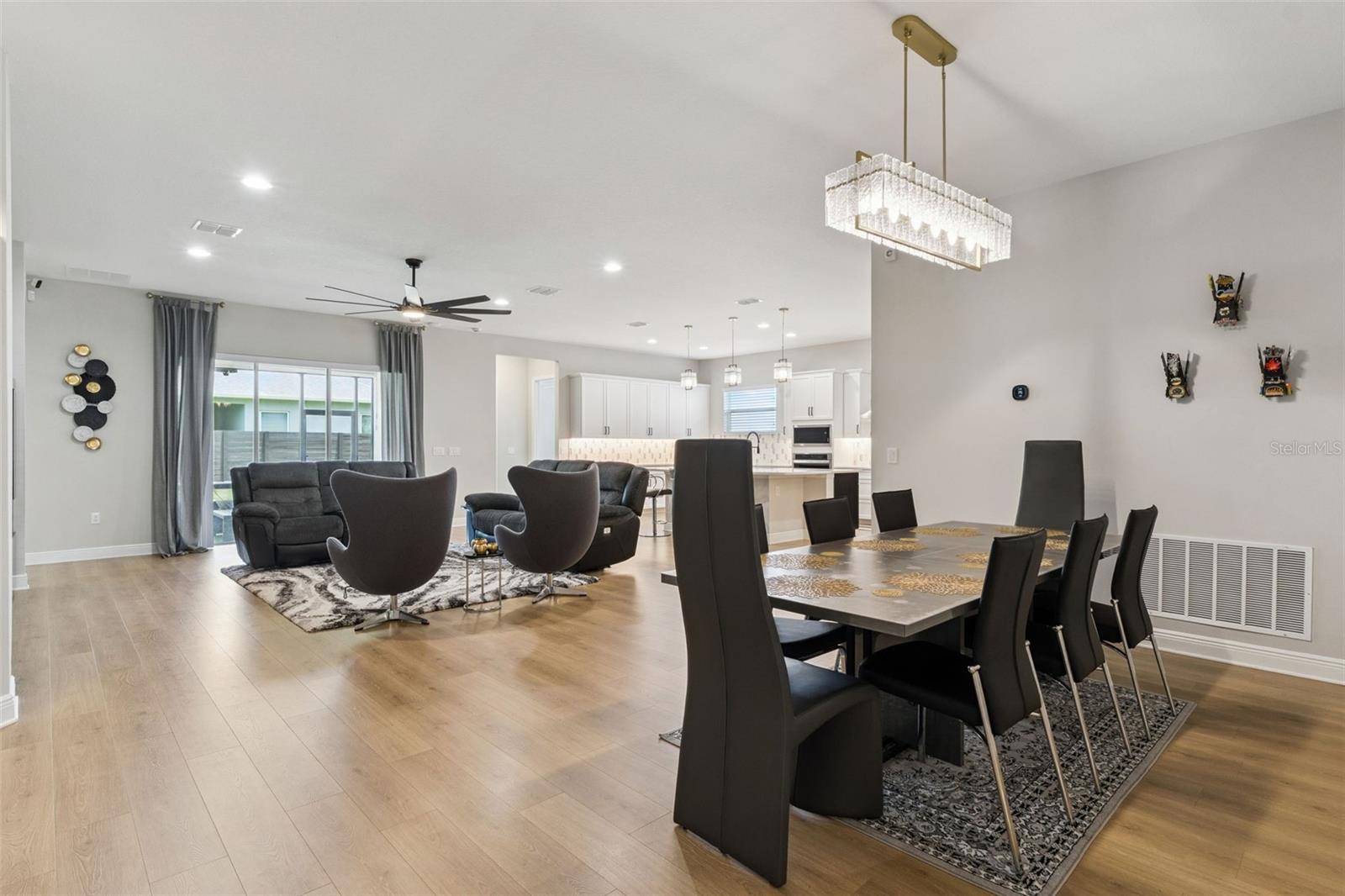 19053 Blueleaf St Property Photo 16