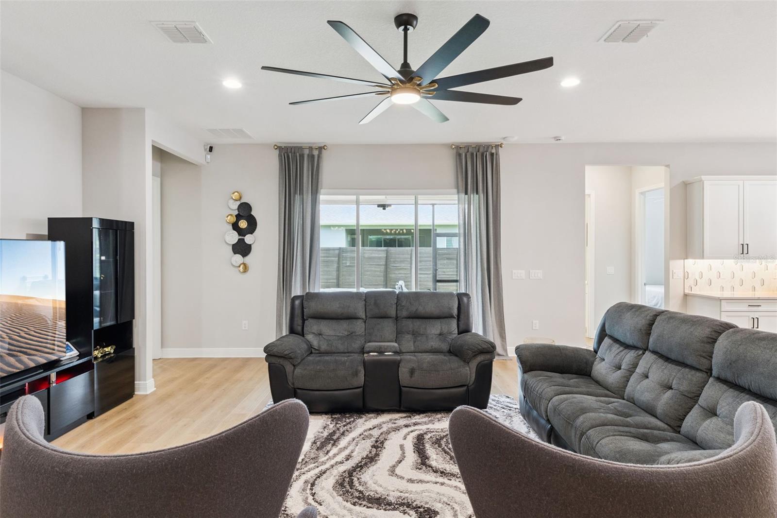 19053 Blueleaf St Property Photo 19