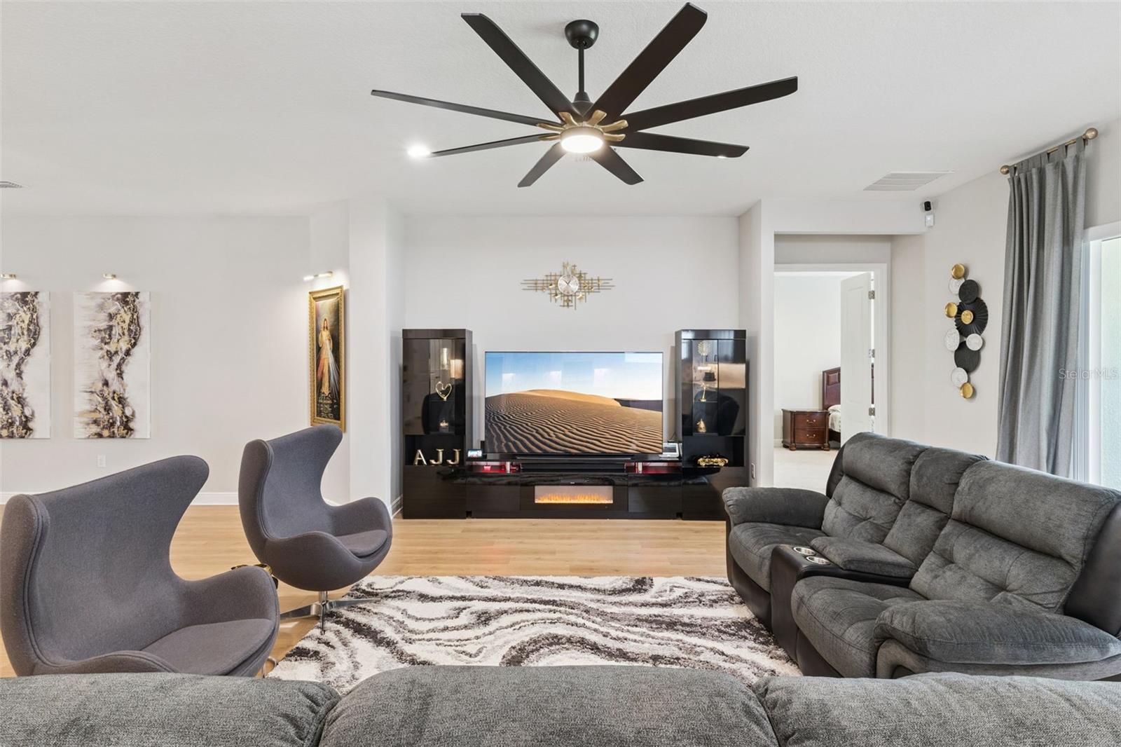 19053 Blueleaf St Property Photo 21