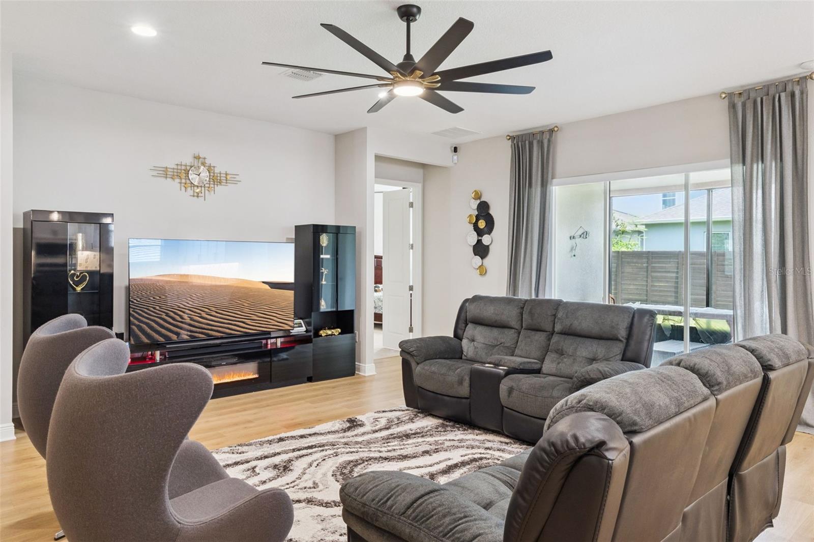 19053 Blueleaf St Property Photo 22