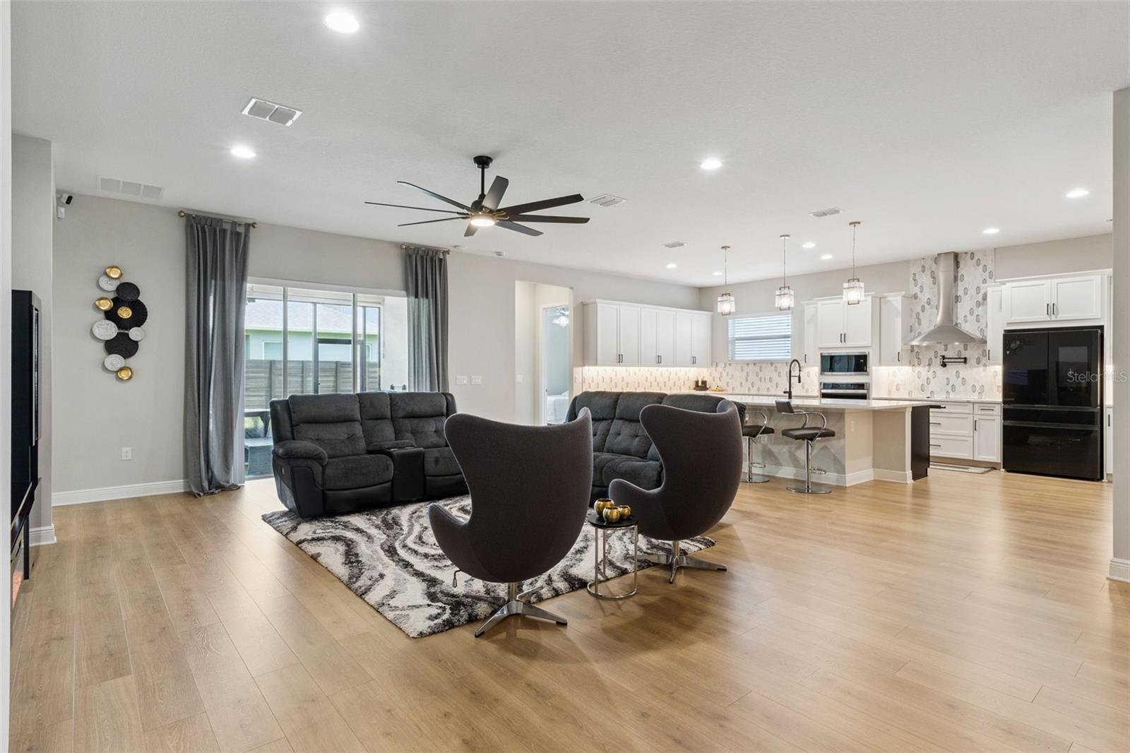 19053 Blueleaf St Property Photo 23