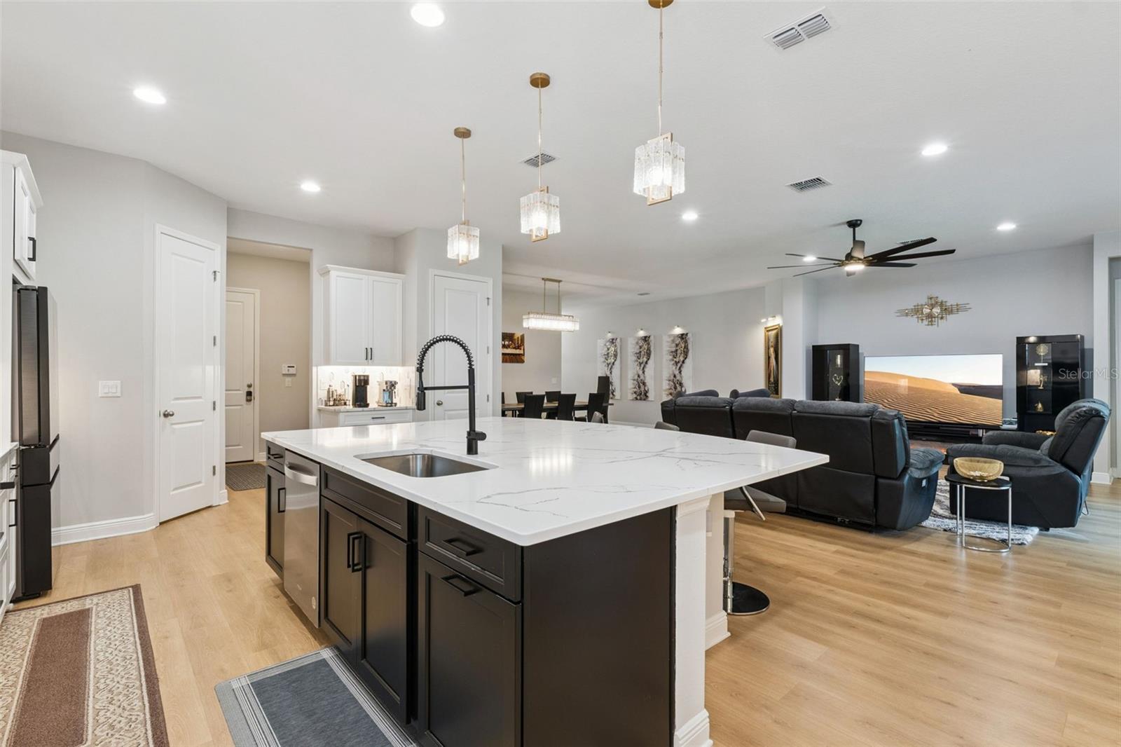 19053 Blueleaf St Property Photo 24