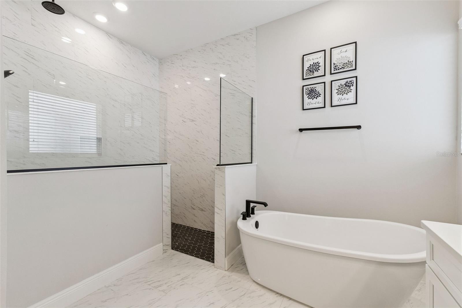 19053 Blueleaf St Property Photo 37