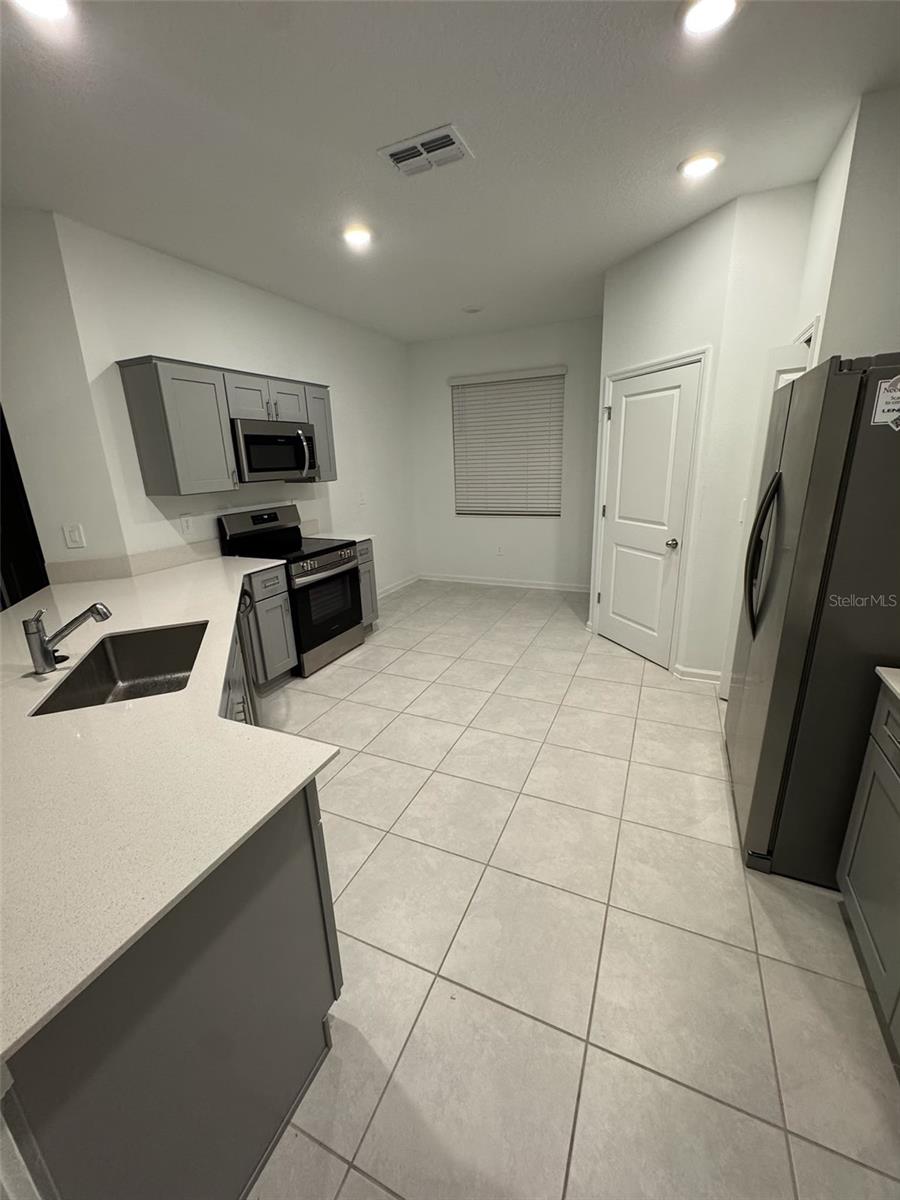 1433 Deepwater Cir #a Property Photo 3