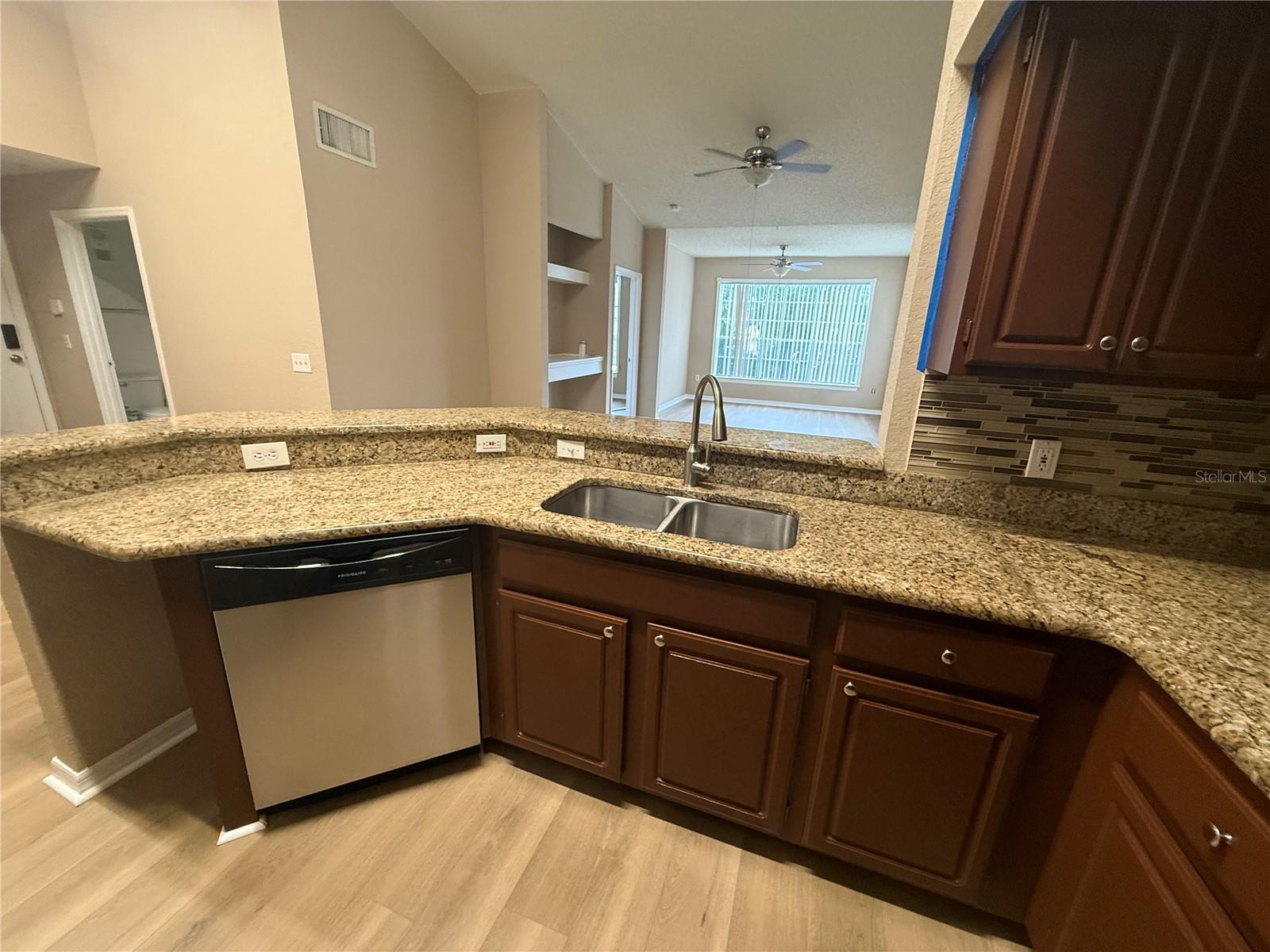 O6421208 Property Photo 7