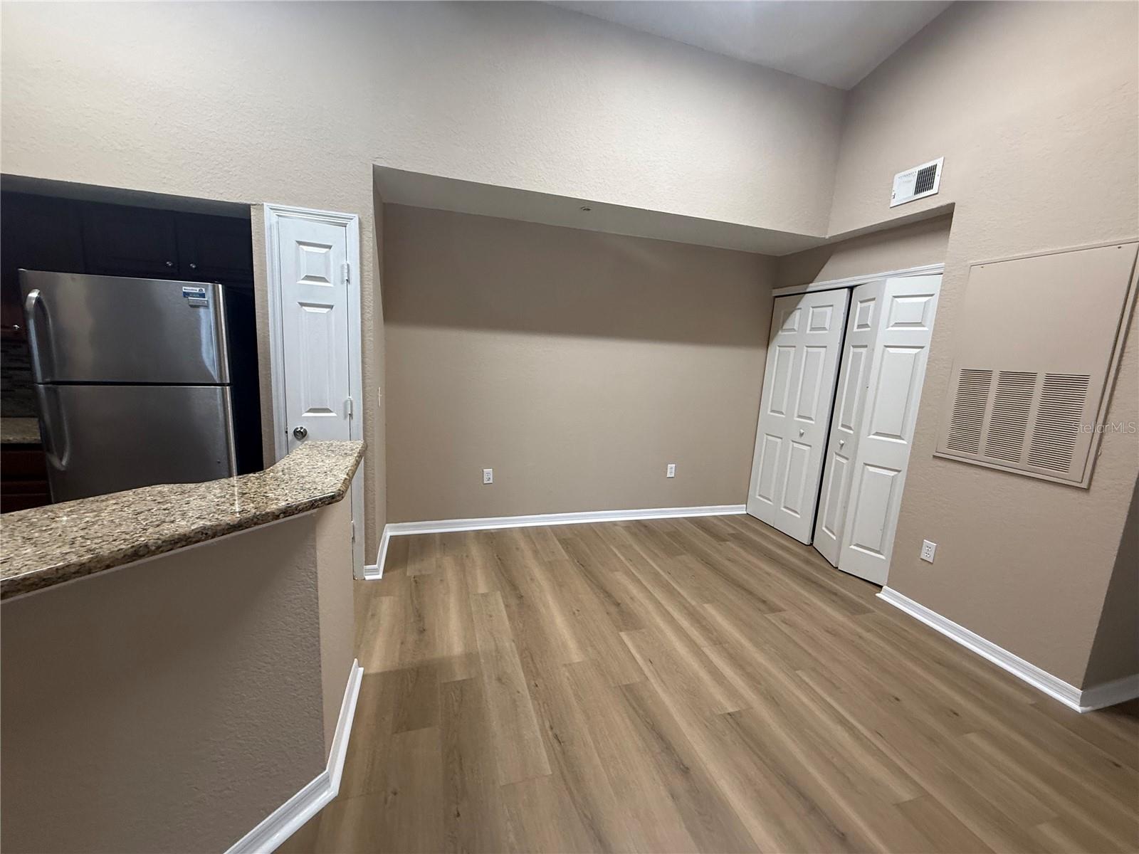 O6421208 Property Photo 9