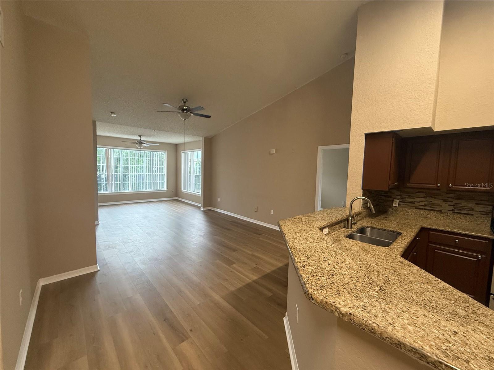 O6421208 Property Photo 12