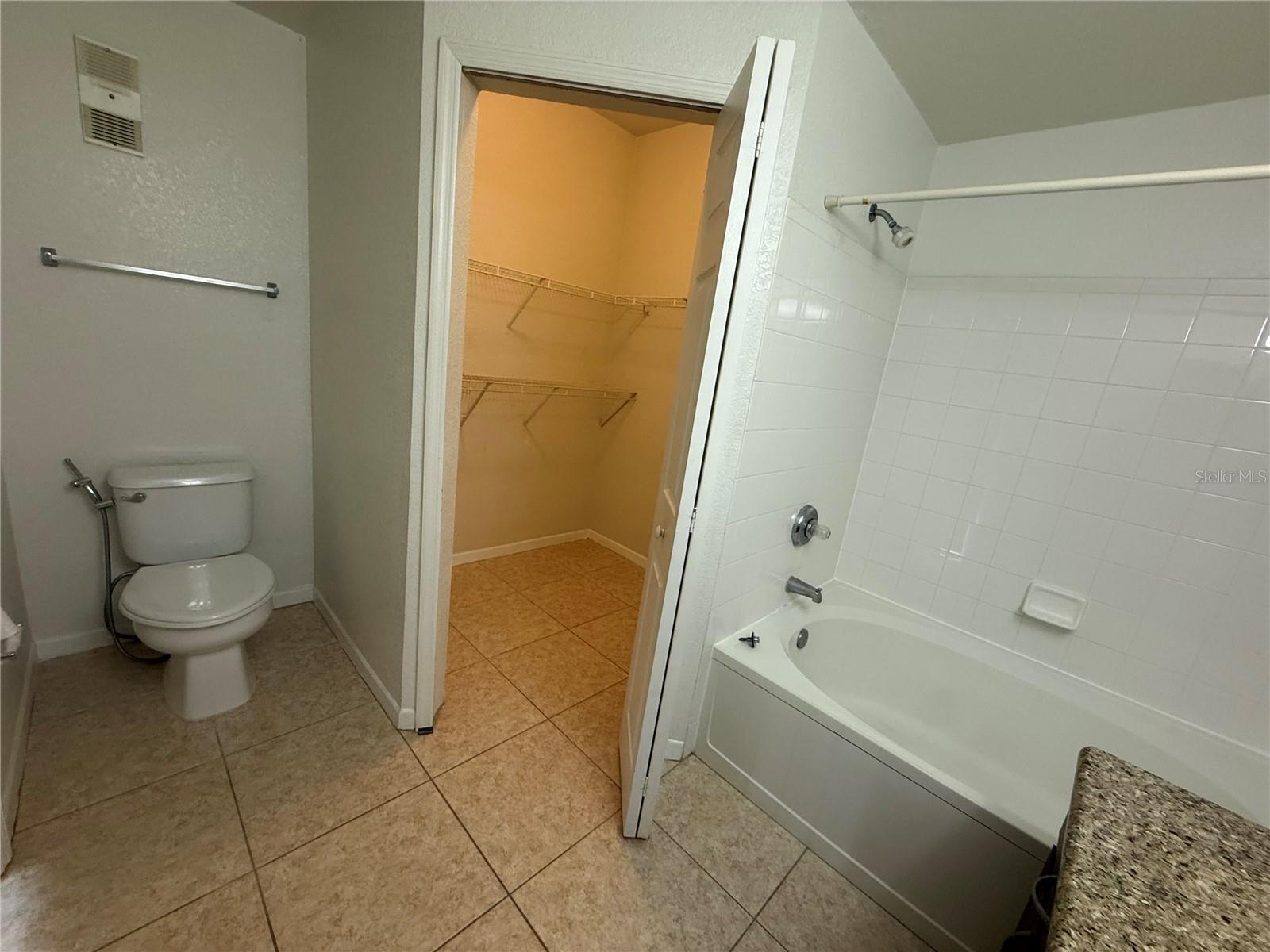 O6421208 Property Photo 19