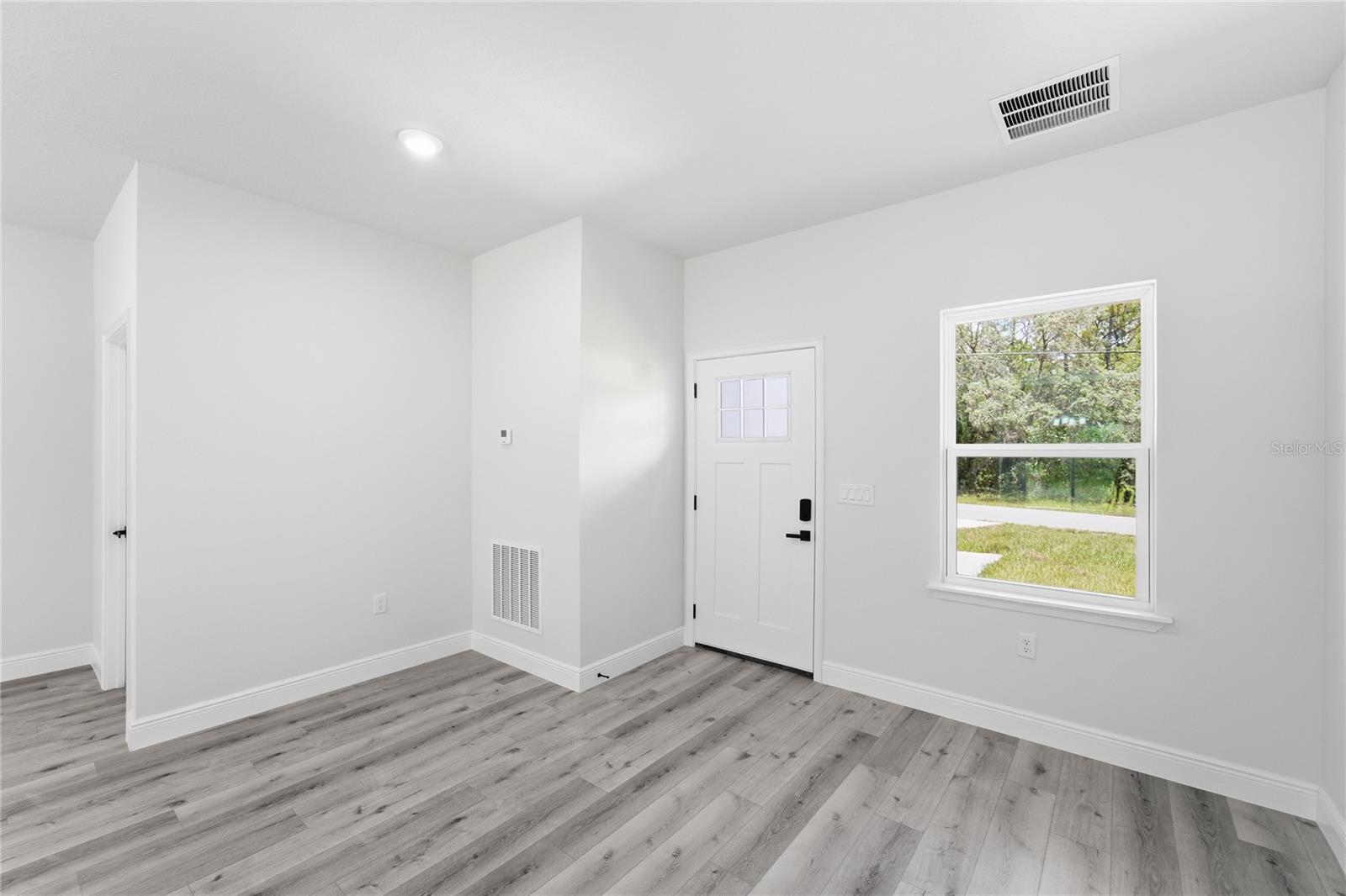 8809 N Circular Way Property Photo 9