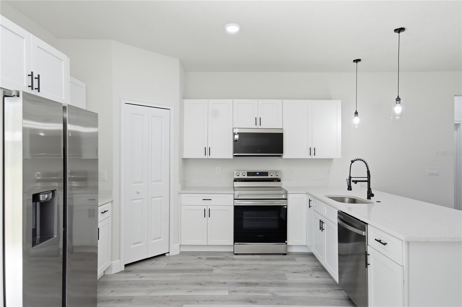 8809 N Circular Way Property Photo 13