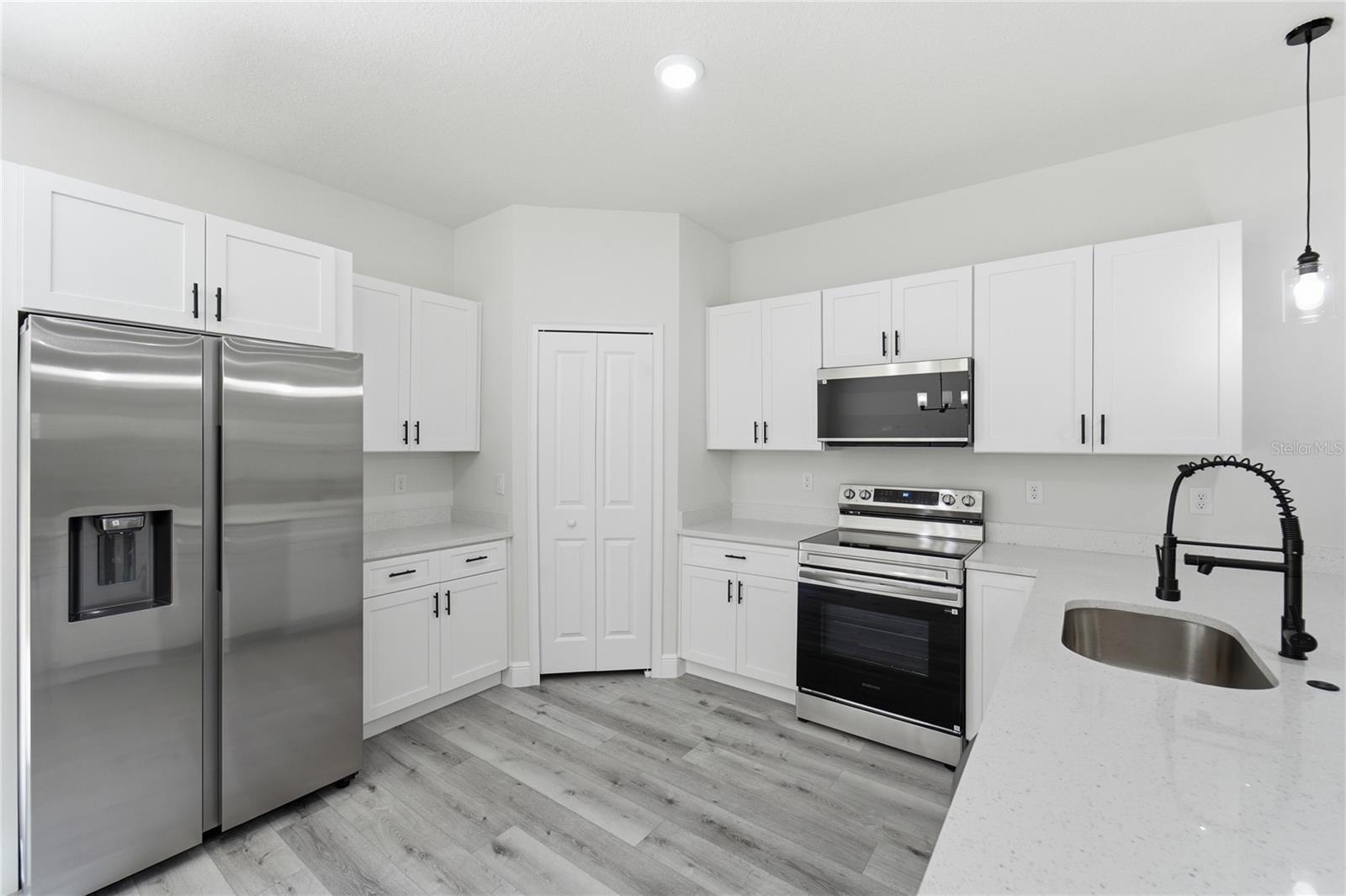 8809 N Circular Way Property Photo 14