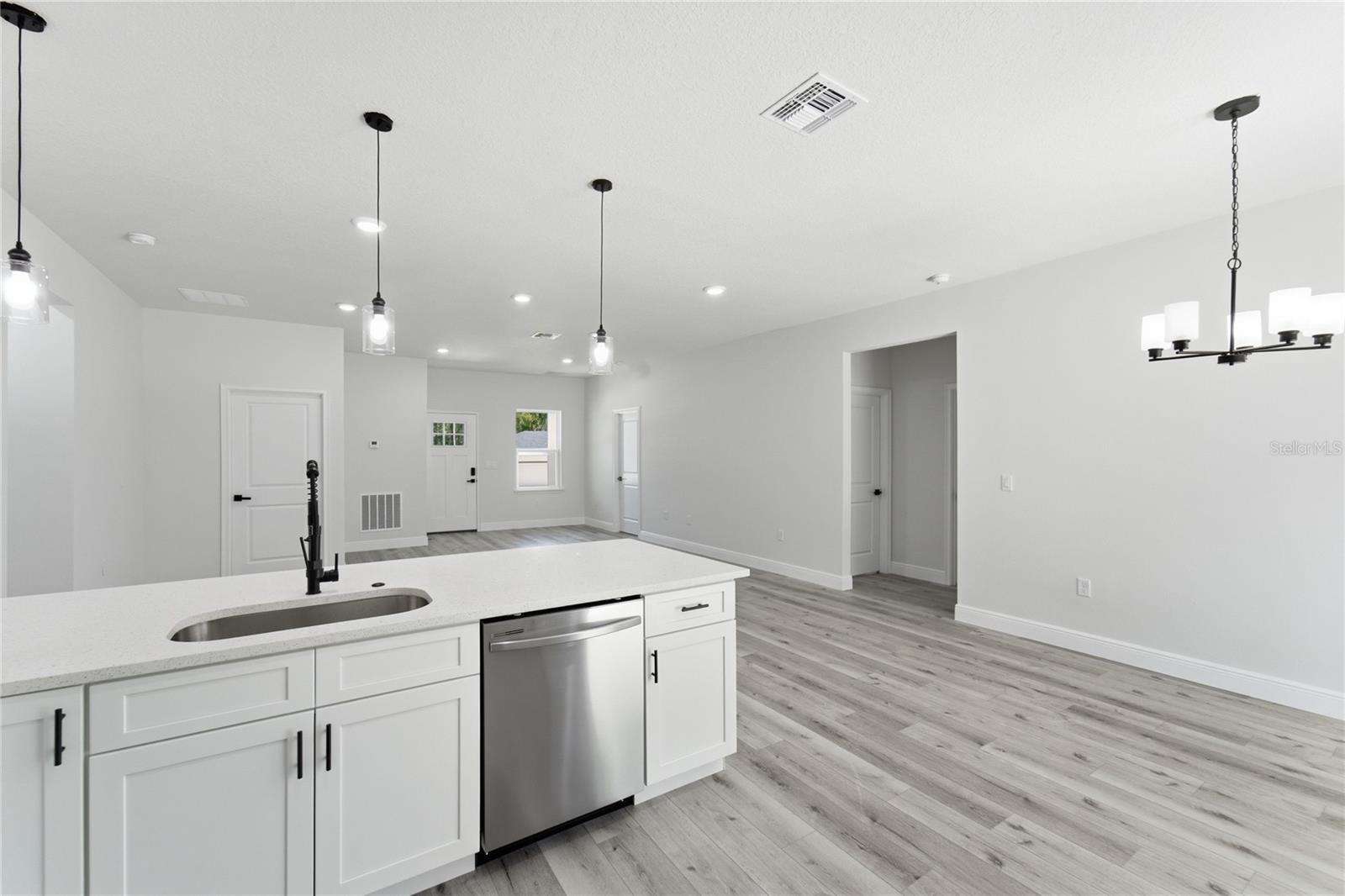8809 N Circular Way Property Photo 15