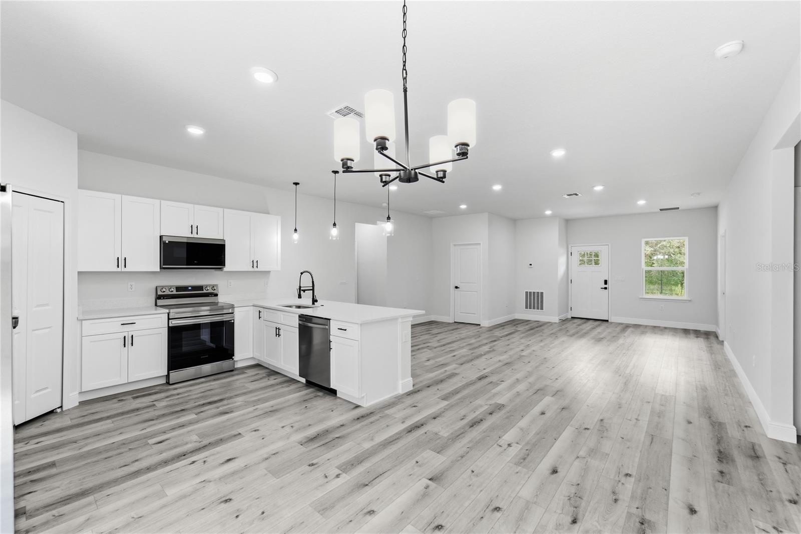 8809 N Circular Way Property Photo 16