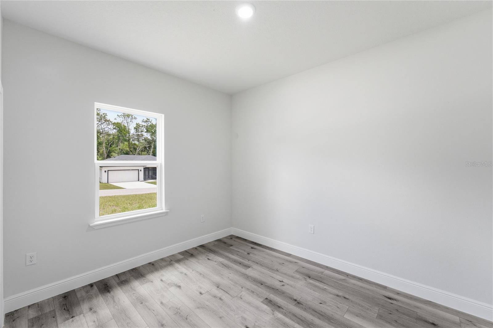 8809 N Circular Way Property Photo 17