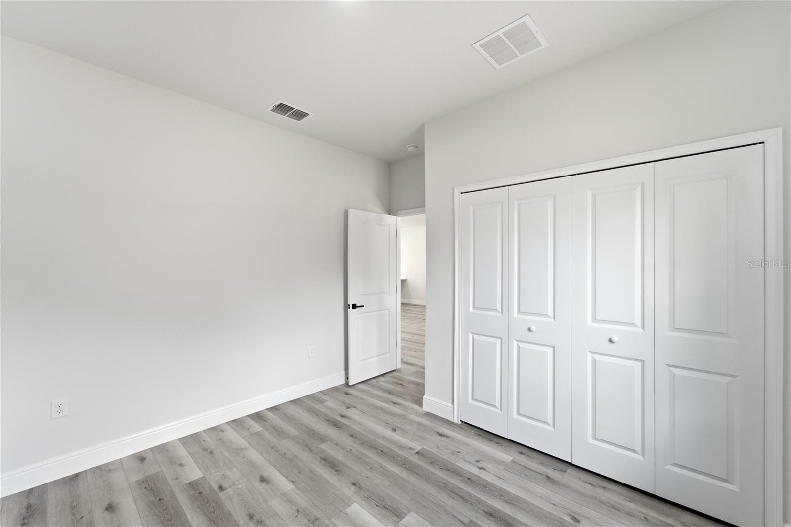 8809 N Circular Way Property Photo 18
