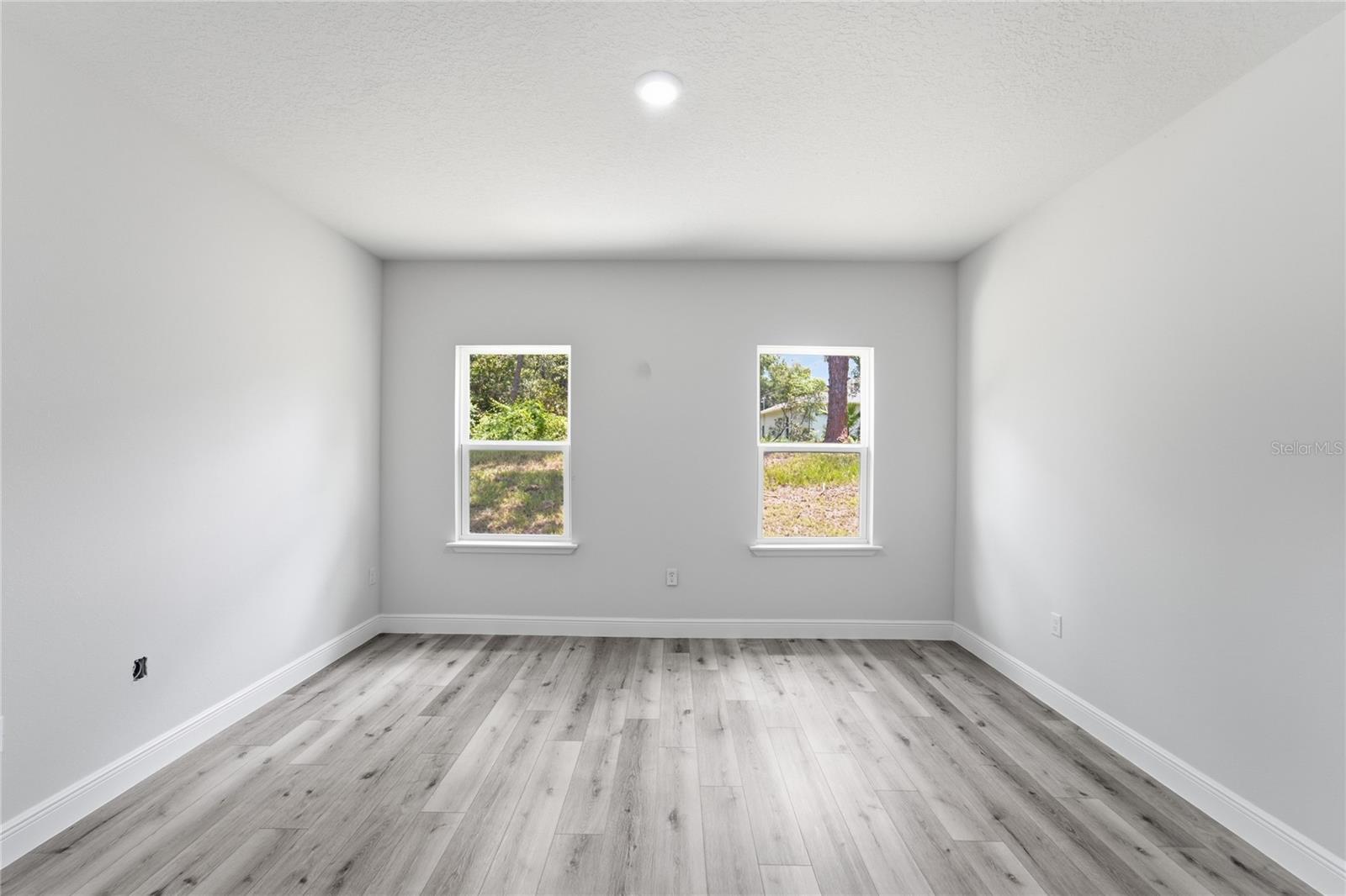 8809 N Circular Way Property Photo 24