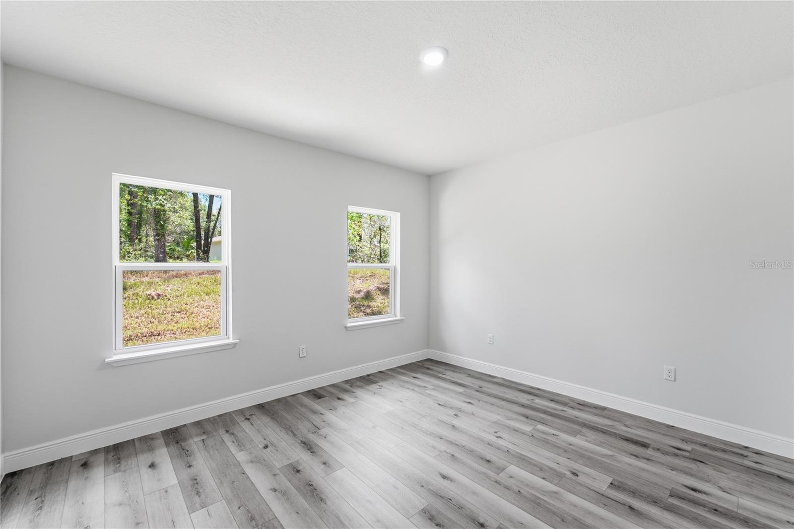 8809 N Circular Way Property Photo 25