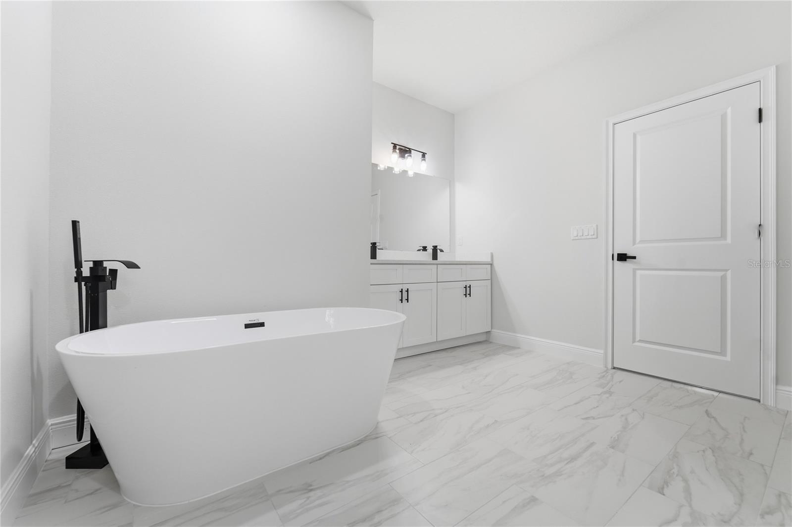 8809 N Circular Way Property Photo 31