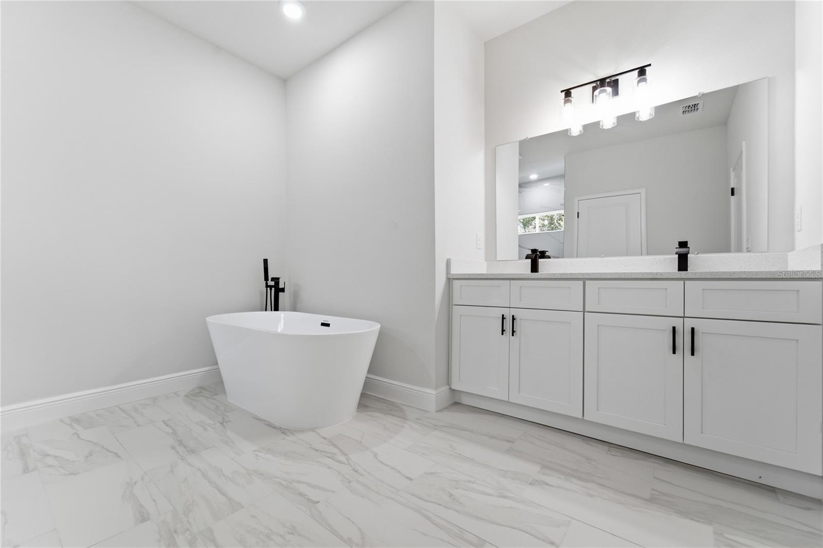 8809 N Circular Way Property Photo 32