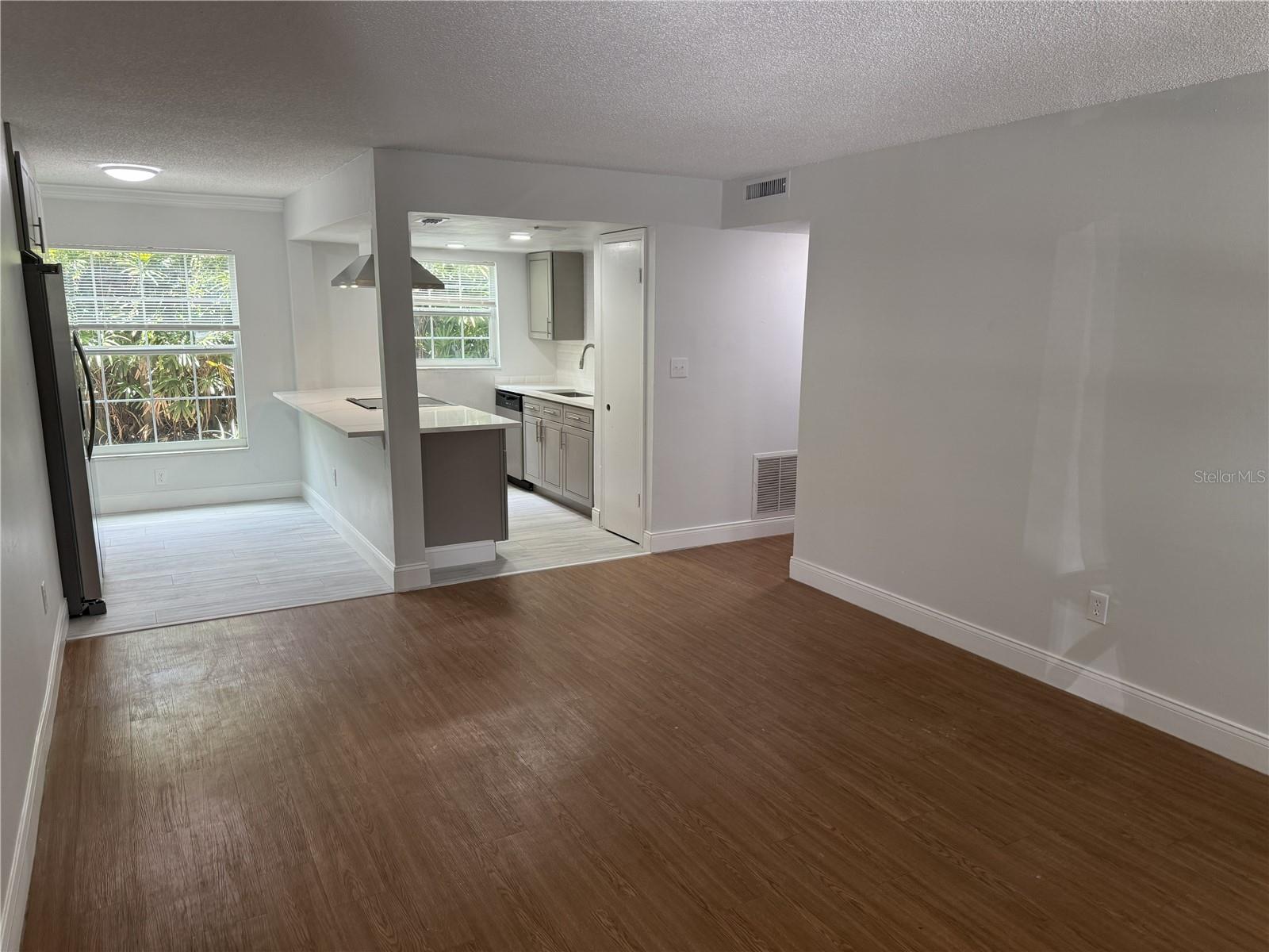 726 Edgewater Dr #2 Property Photo 3