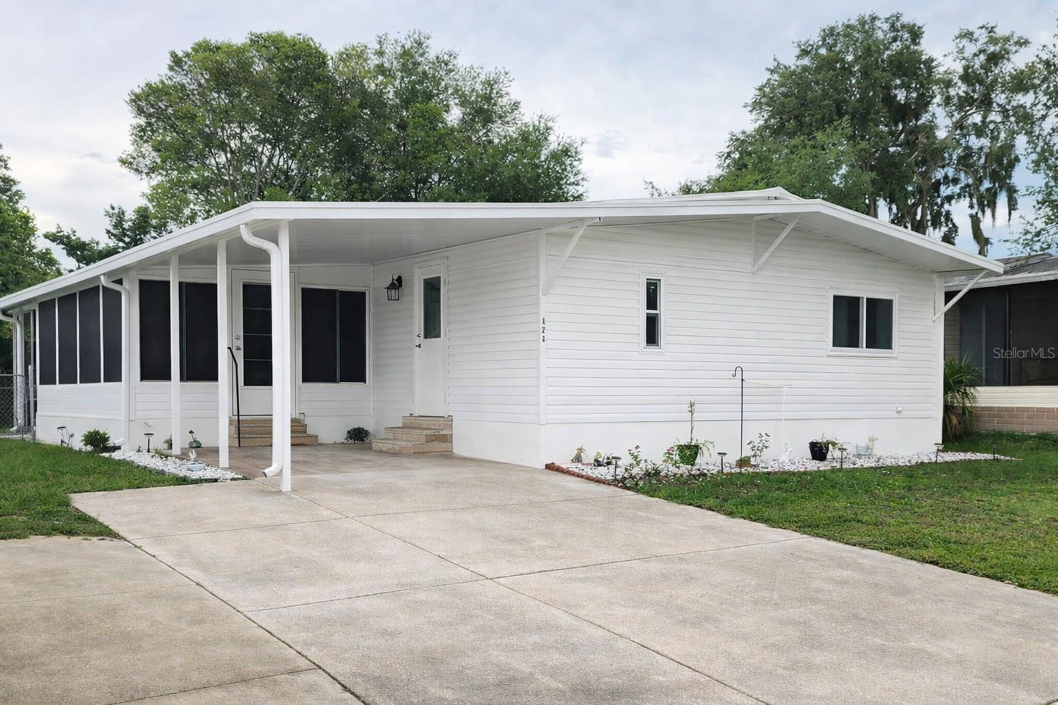 121 PINE TREE DR Property Photo 1